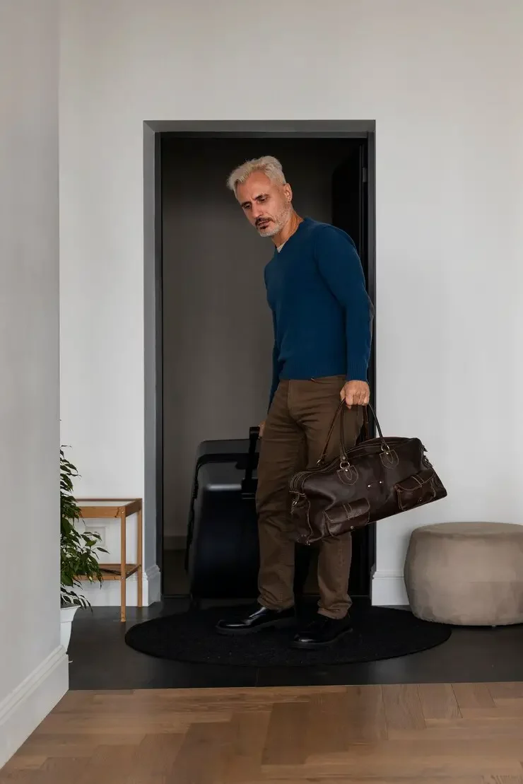 airbnb-host-welcoming-guests_23-2149872048